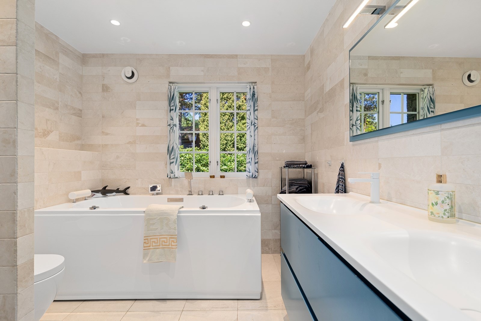 Boligen har totalt tre bad og eget separat toalettrom. Galleribilde