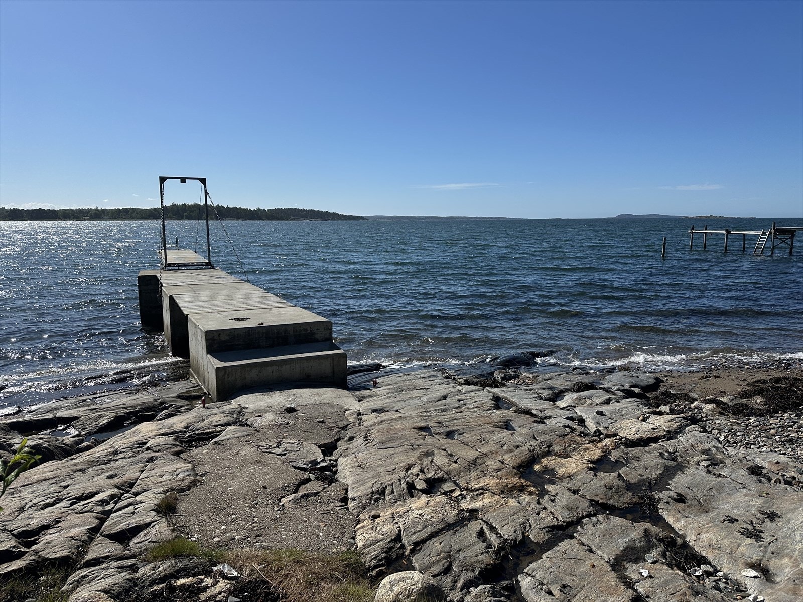 Badebryggen eies i fellesskap med noen andre eiendommer. Selgers private bilde. Galleribilde