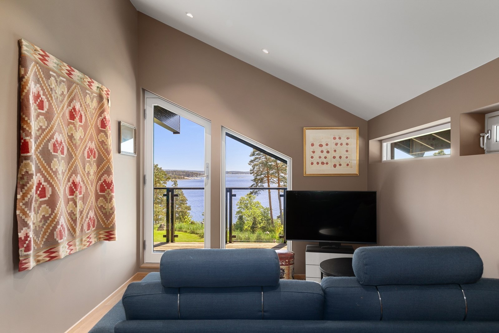 Her finner du ett bad, to soverom, stue og en glassveranda på 8 kvm. Galleribilde