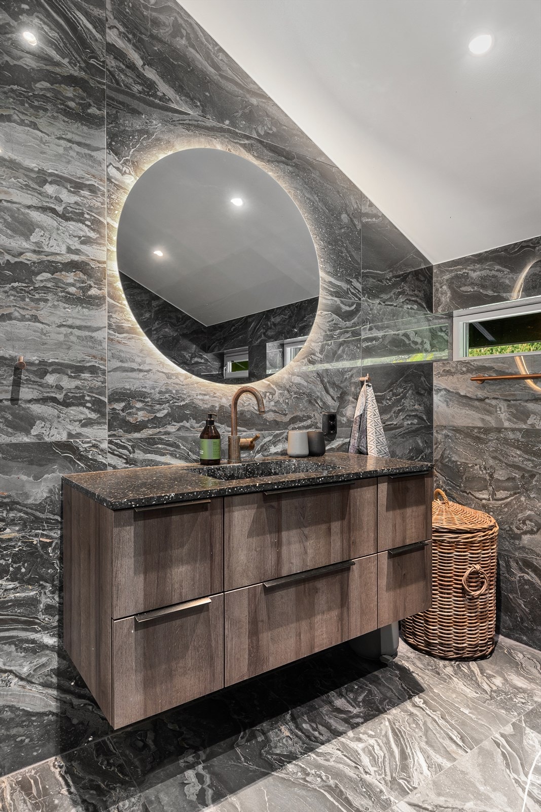 Badet i øvre etasje ble renovert og utvidet i forbindelse med oppgraderingen av etasjen. Rommet er moderne med flislagte overflater og downlights. Galleribilde