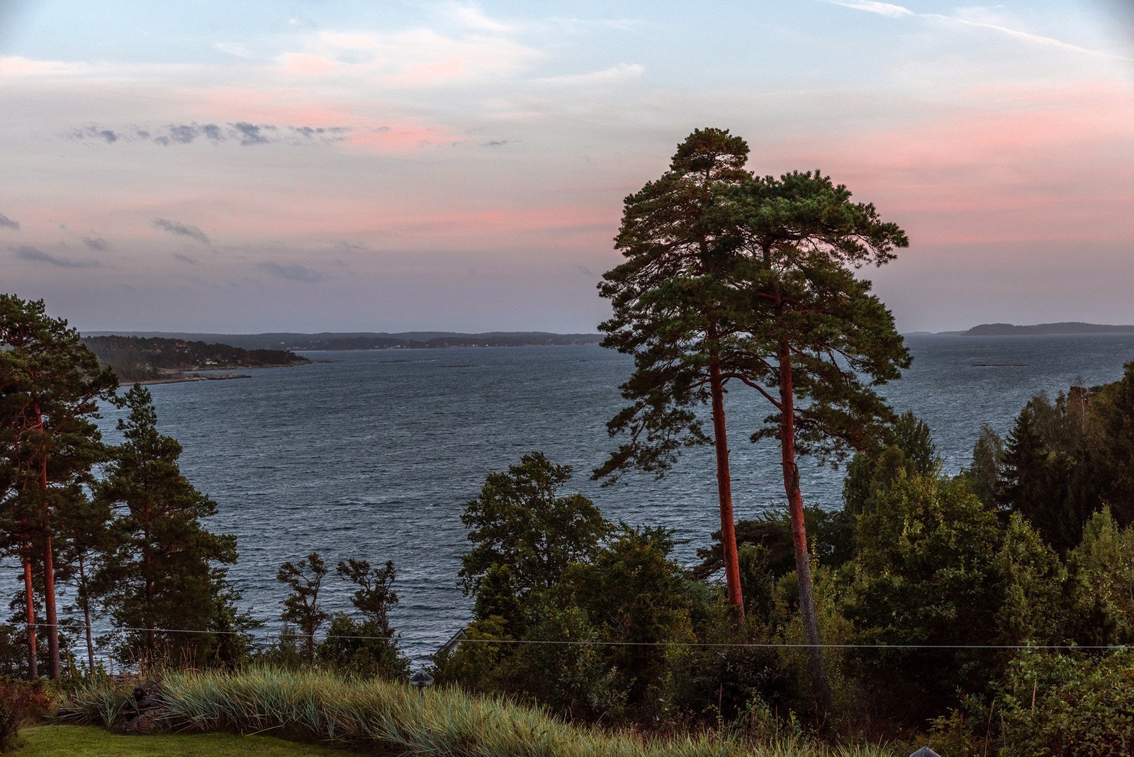 Eiendommen har idyllisk beliggenhet ved vannet for enkelt å kombinere fjord-, by- og friluftsliv ved vakre Larkollen, en kort kjøretur unna det meste! Galleribilde