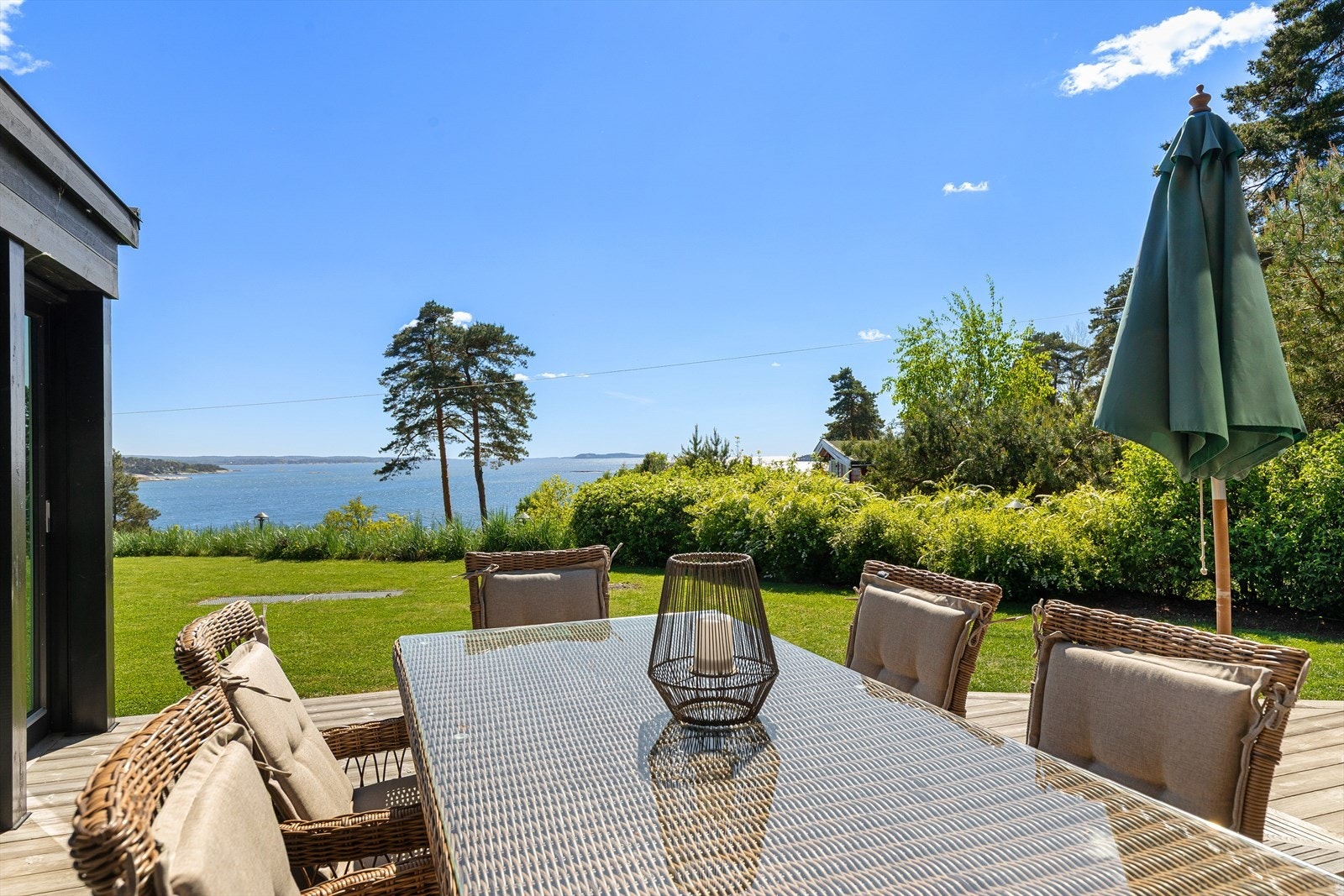 Terrassen er skjermet og har gode solforhold. Her kan måltidene nytes med en nydelig fjordutsikt. Galleribilde