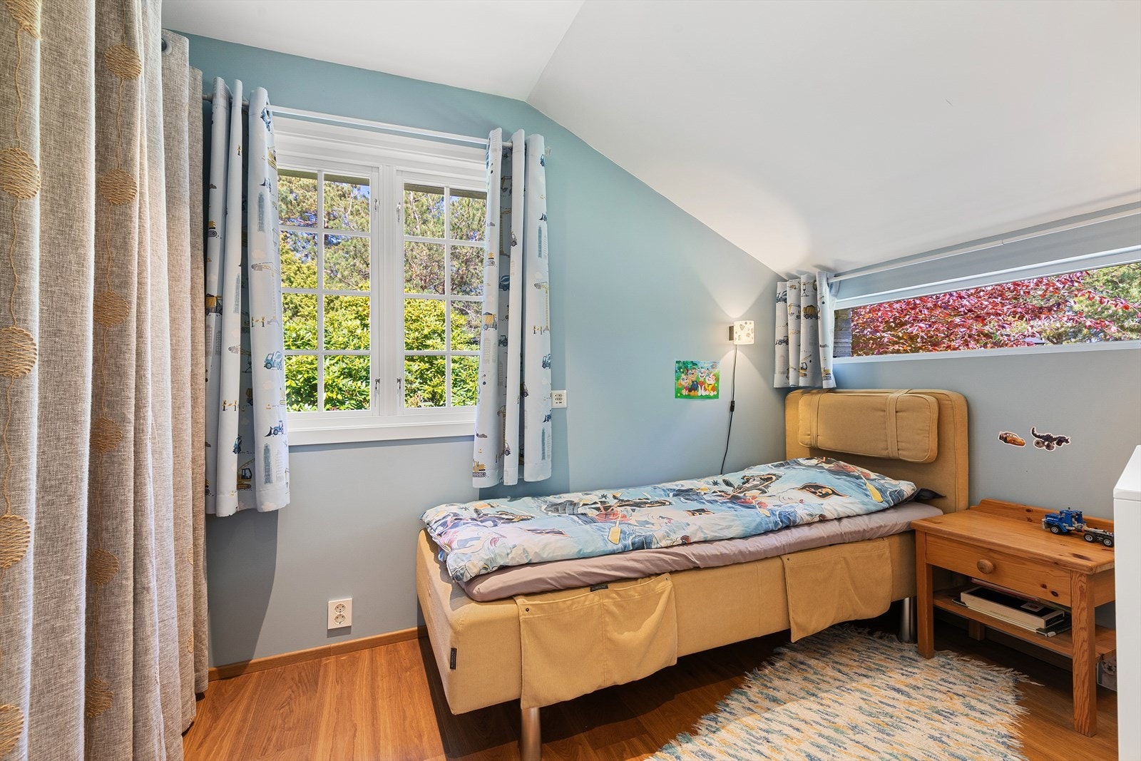 Dagens barnerom og garderobe i 1. etasje ble nybygd sammen med hele tilbygget. Galleribilde