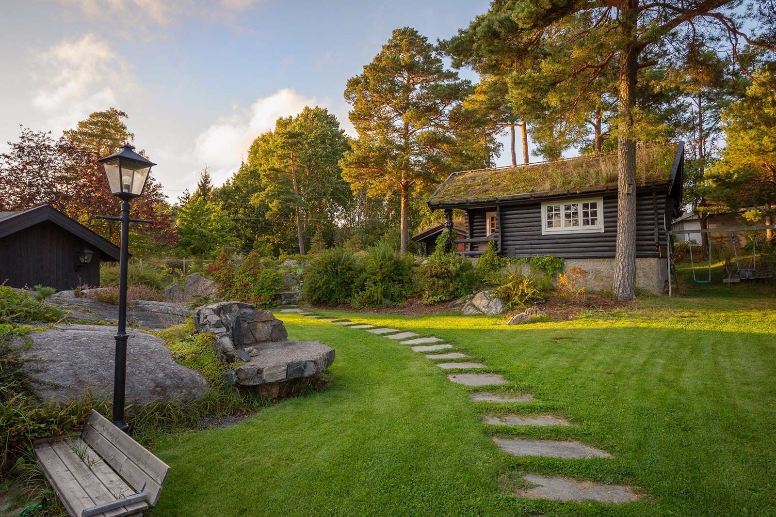 Hagen er velstelt og pent opparbeidet med flere trivelige uteplasser. Galleribilde