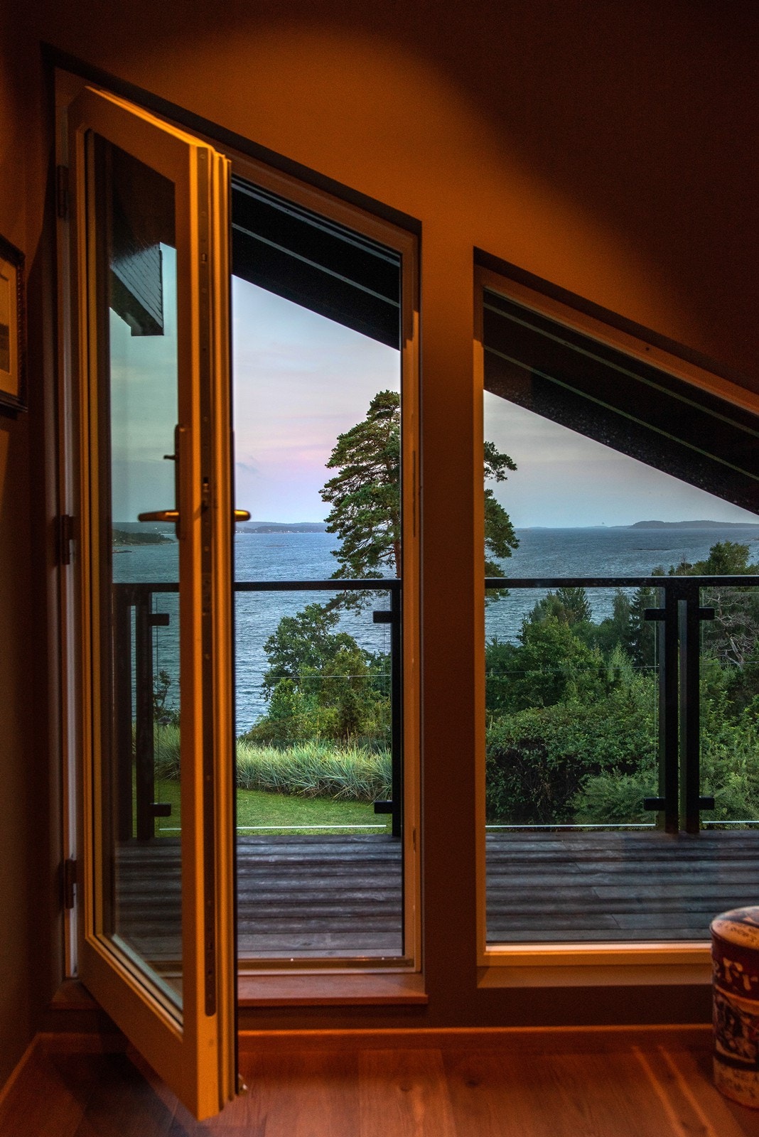 Verandadører fører ut til en overbygd glassveranda med boligens kanskje beste utsikt! Galleribilde