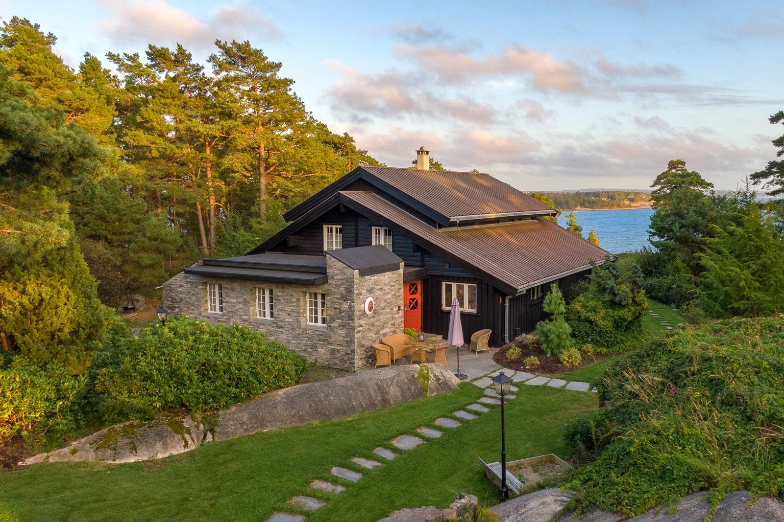 Tomten er på totalt 2898 m², her er det plass til hele familien både ute og inne! I 2020 ble tunet belagt med skiferheller og tilbygget kledd inn. Galleribilde