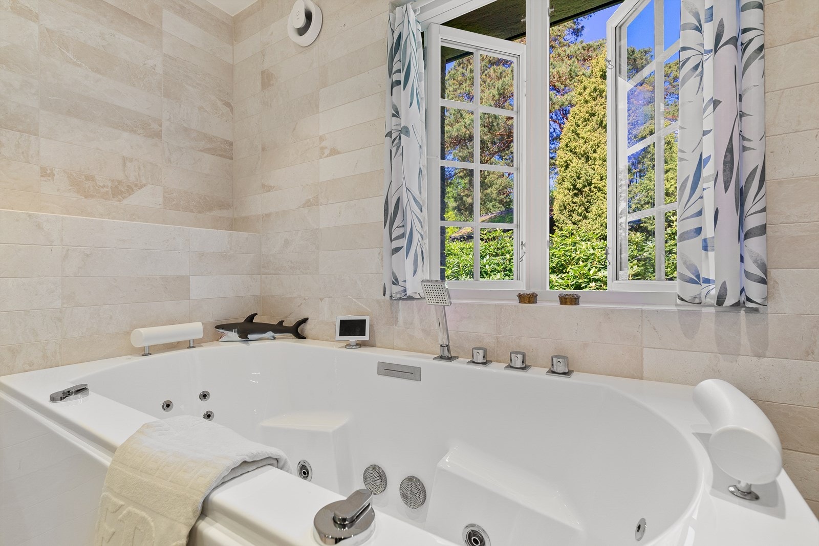 I tillegg er det eget massasjebadekar. Galleribilde