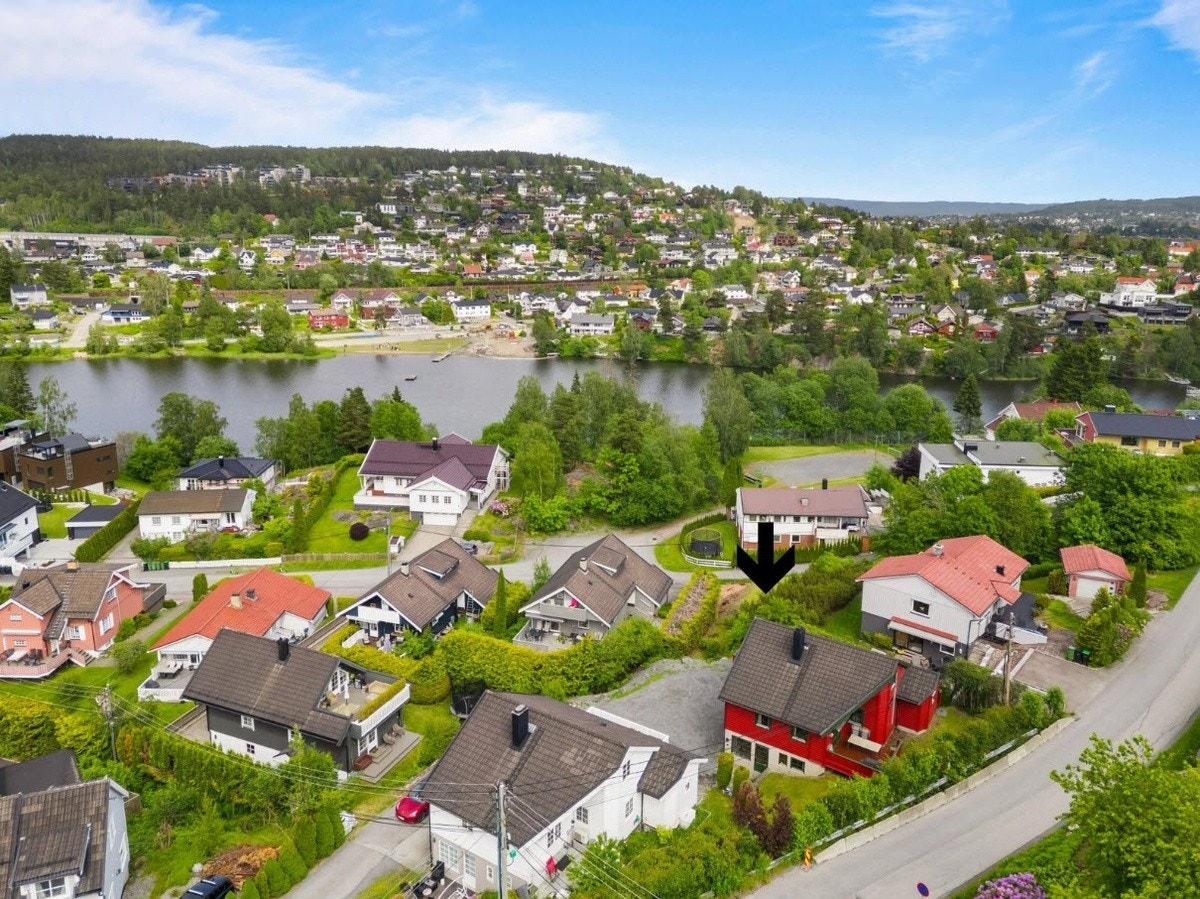I kort gangavstand fra boligen finner du Langvannet som byr på badeplass og idyllisk tursti. Galleribilde