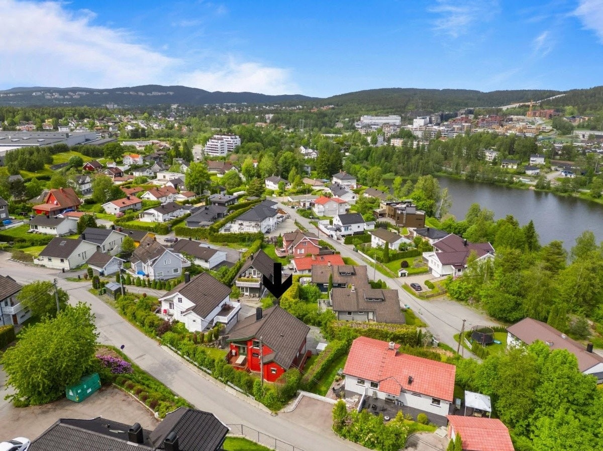 Området gir mulighet for offentlig kommunikasjon via buss og tog. Fra Lørenskog stasjon er det hyppige avganger innover mot Oslo S. Galleribilde