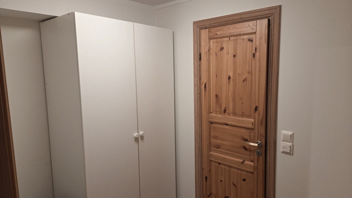 Garderobeskap i bod Galleribilde