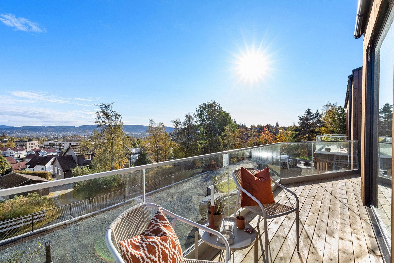 Flotte uterom med lang solgang. På fremsiden har du sola fra tidlig morgen, og er en ypperlig plass for dagens første kaffekopp på godværsdagene. Galleribilde