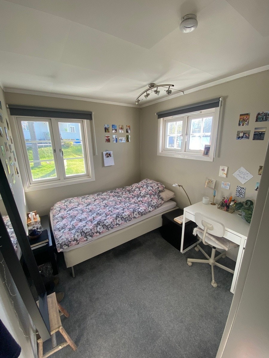 Soverom, seng og garderobeskap følger med Galleribilde