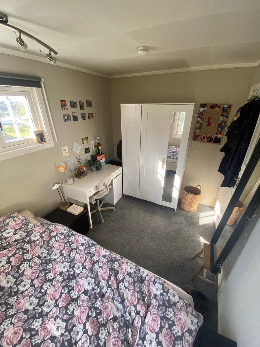 Soverom, seng og garderobeskap følger med Galleribilde