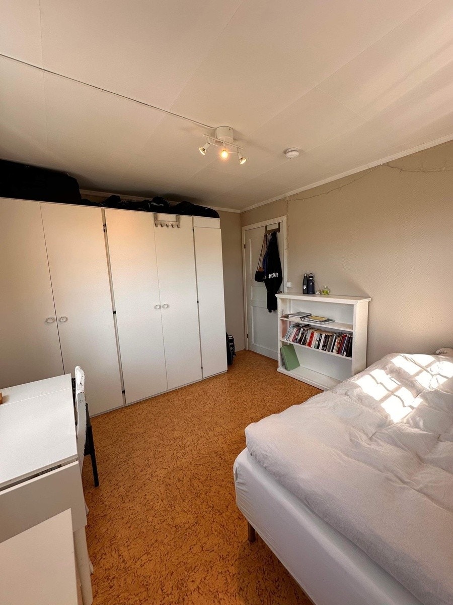 Soverom, seng og garderobeskap følger med Galleribilde