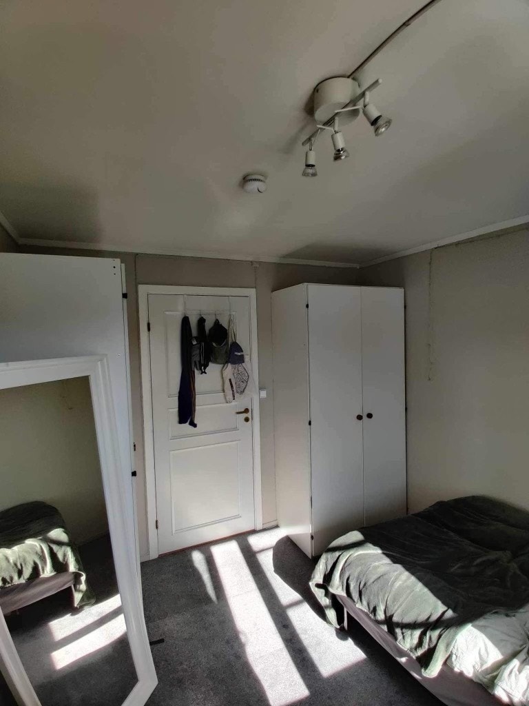 Soverom, seng og garderobeskap følger med Galleribilde