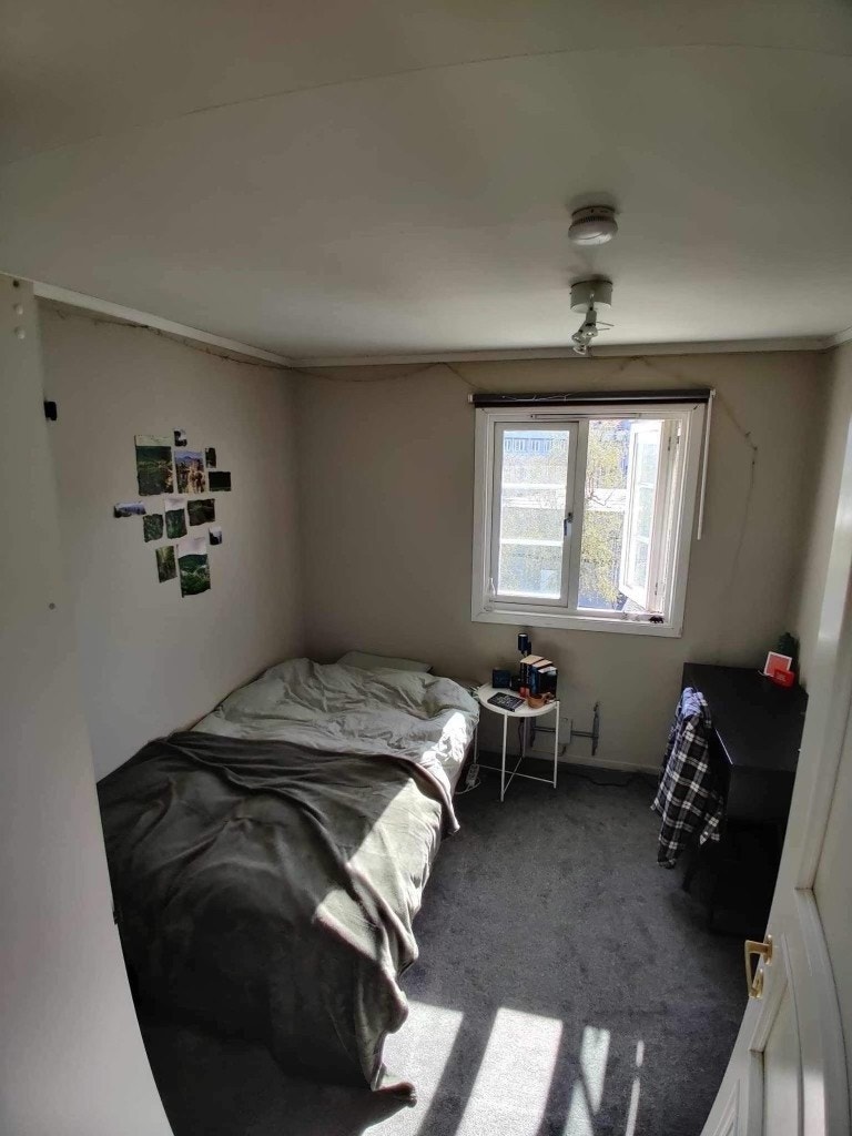 Soverom, seng og garderobeskap følger med Galleribilde