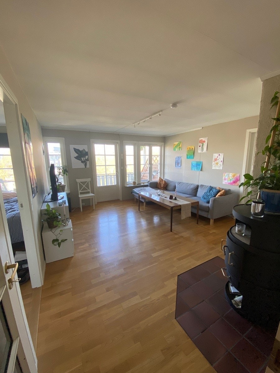 Stue med utvendig solskjerming Galleribilde