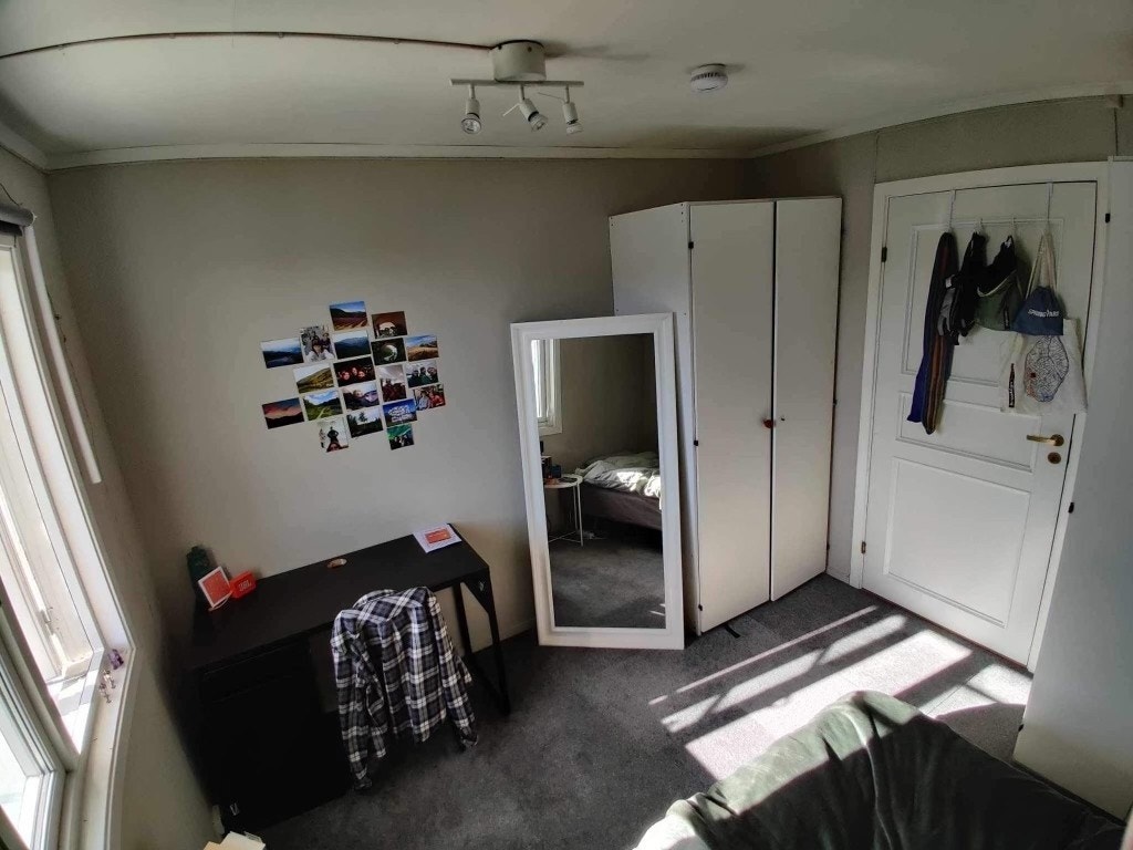 Soverom, seng og garderobeskap følger med Galleribilde