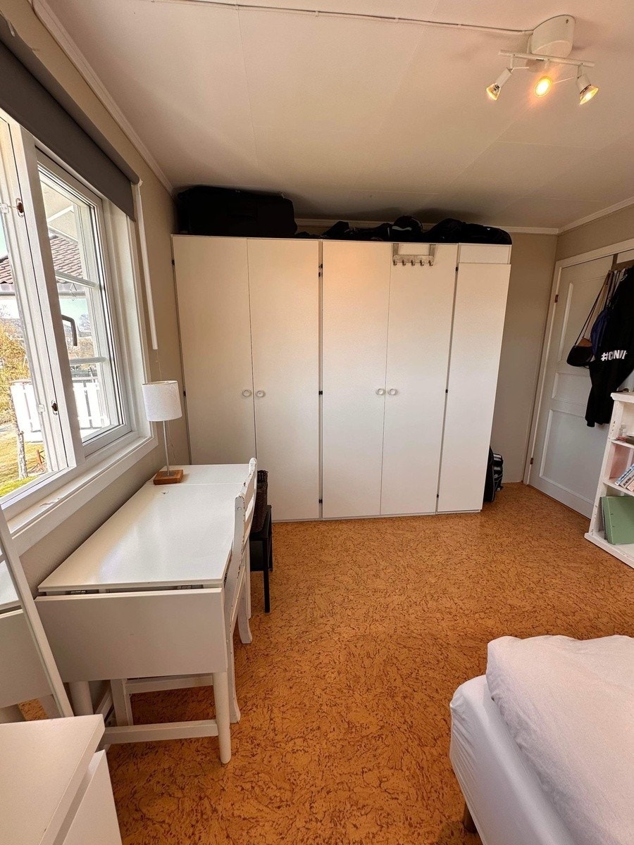 Soverom, seng og garderobeskap følger med Galleribilde