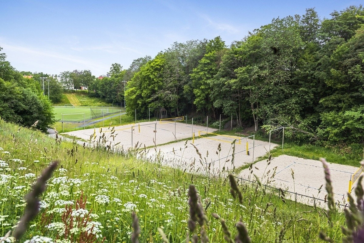 Volleyballbane i dødens dal, kun 2 min gange Galleribilde