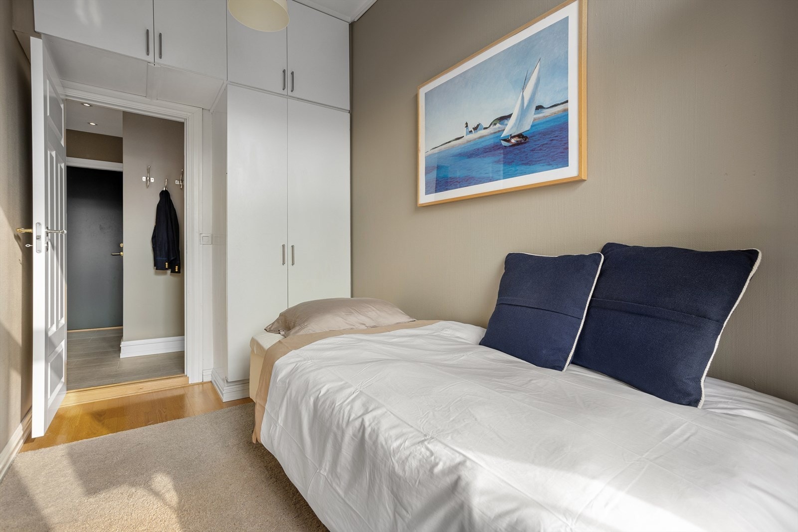 Soverom 2- lyst og romslig med garderobeskap Galleribilde