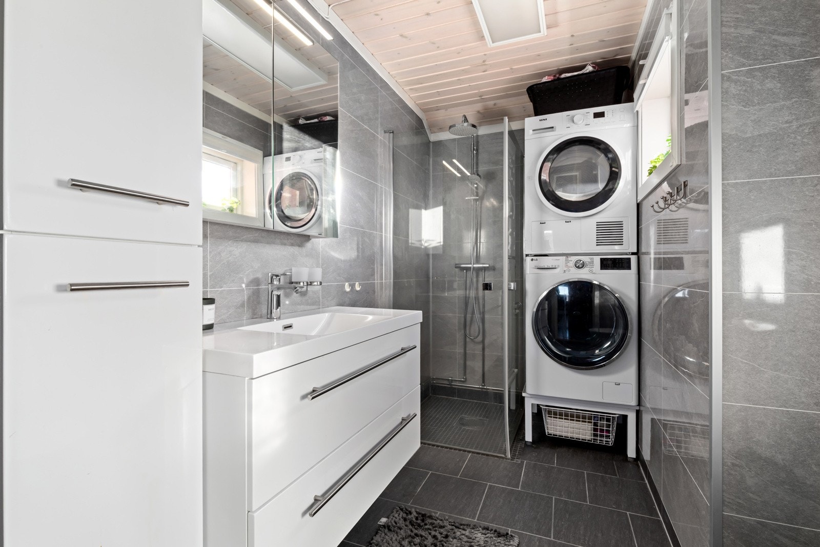 Ekstra skap og speil med belysning Galleribilde