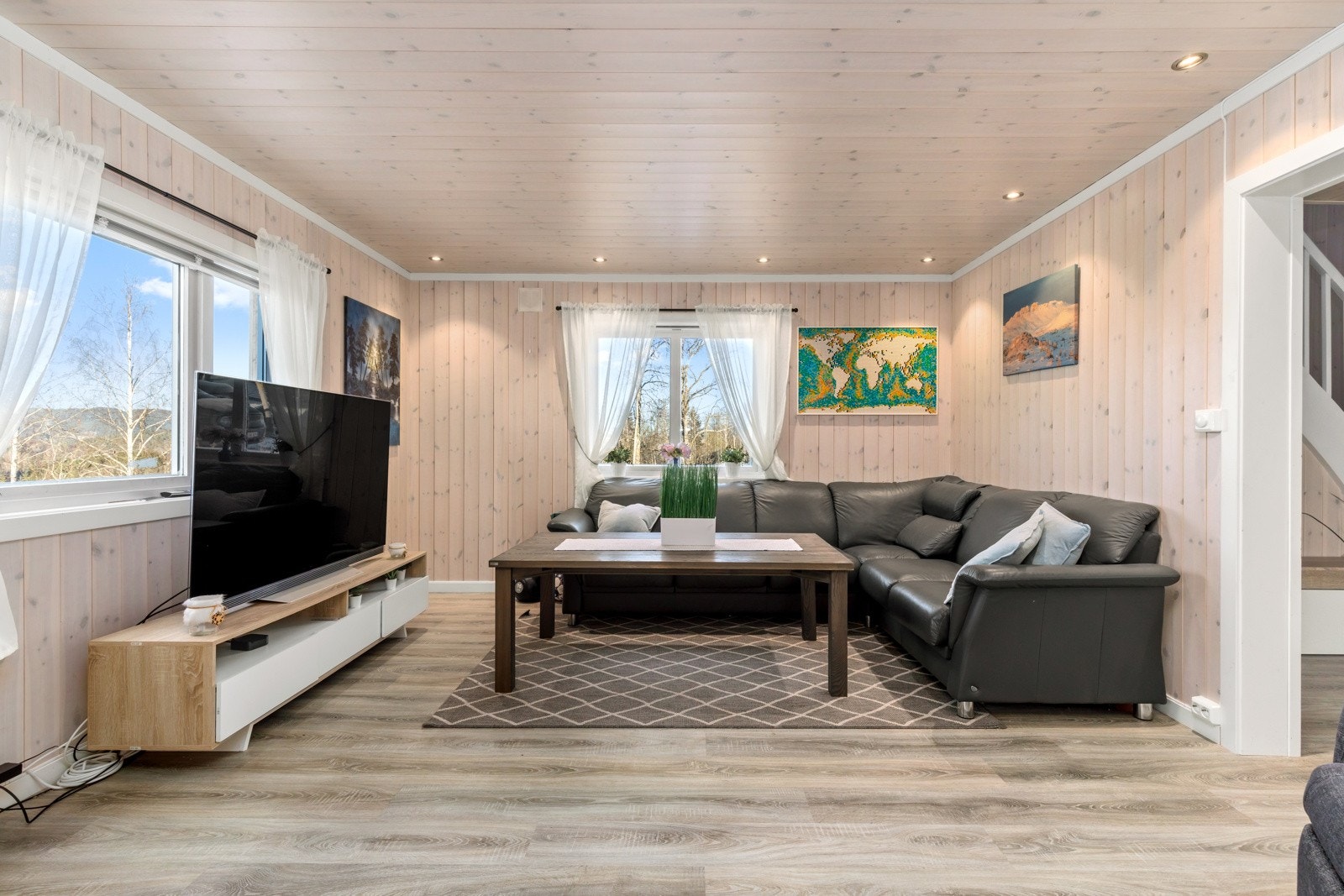 Stuen er enkel å møblere Galleribilde