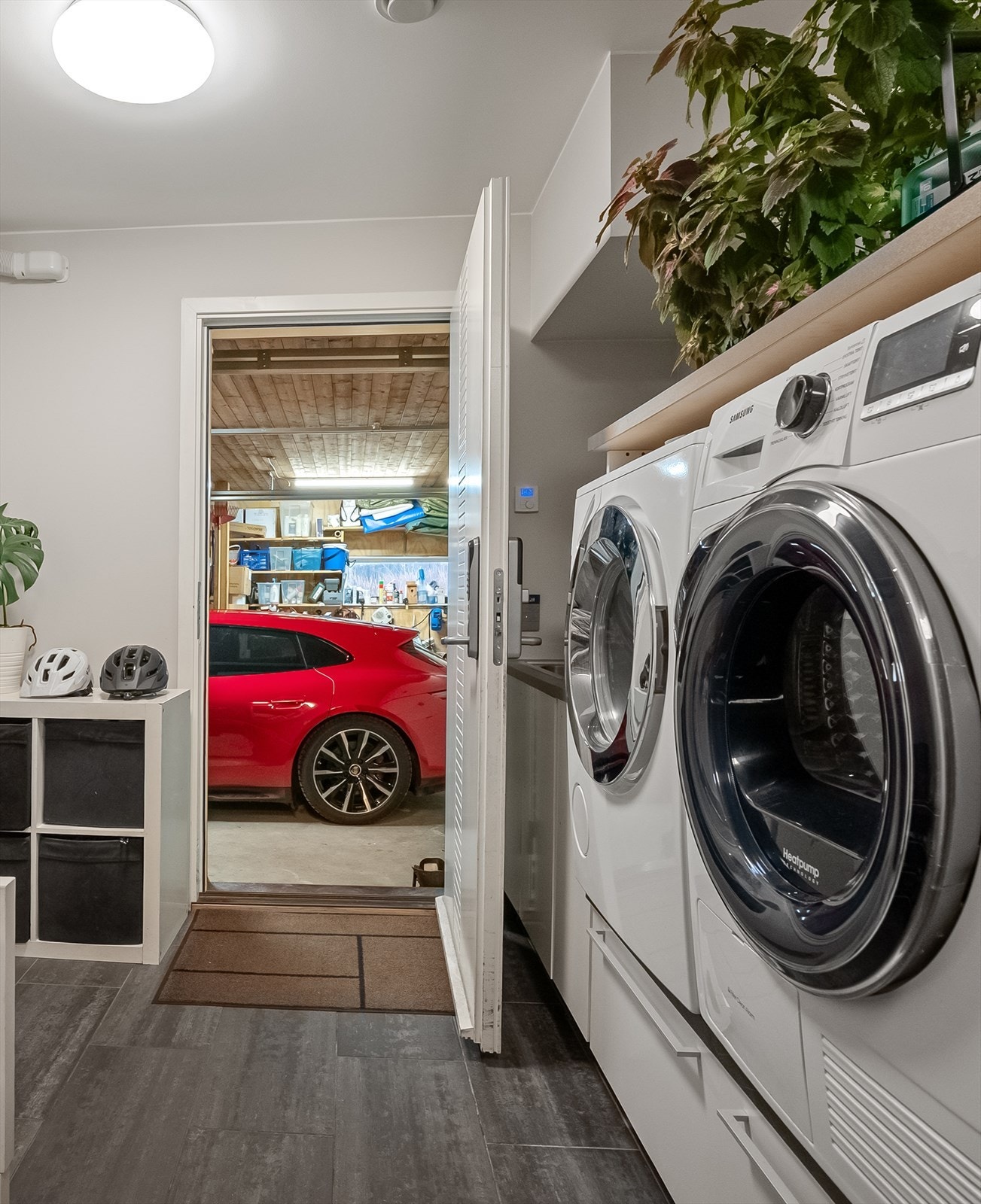 Fra vaskerommet har man bi-inngang fra garasje Galleribilde