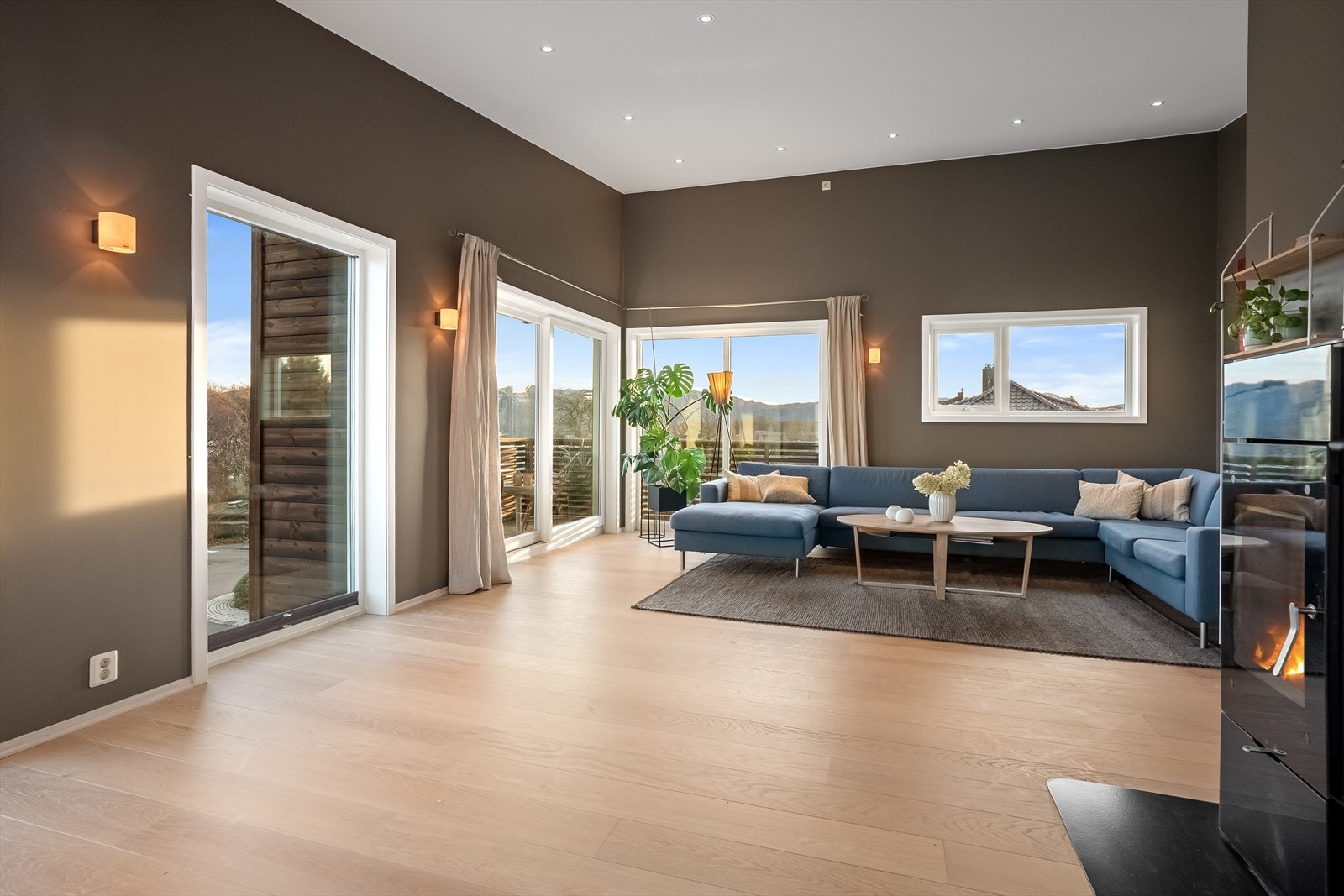 Fra stuen har man utgang til balkong Galleribilde