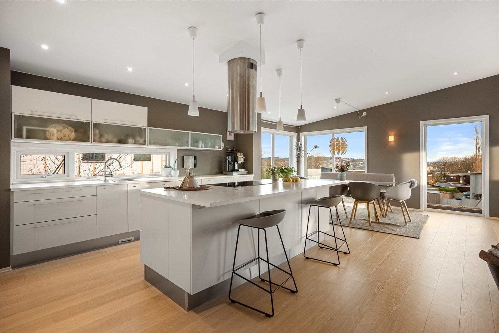 Lekkert moderne kjøkken med integrerte hvitevarer Galleribilde