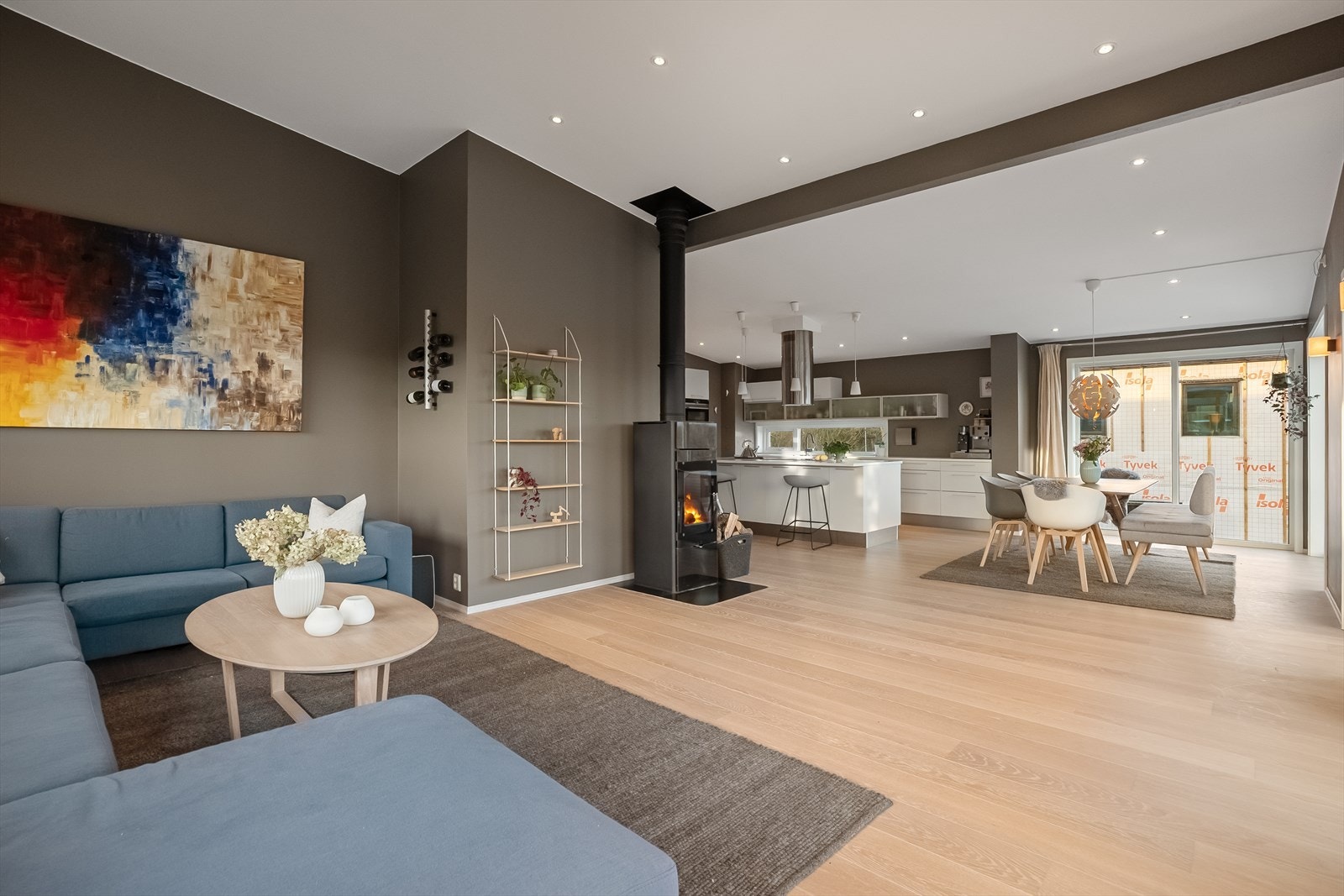 Stor stue og kjøkken i åpen løsning Galleribilde