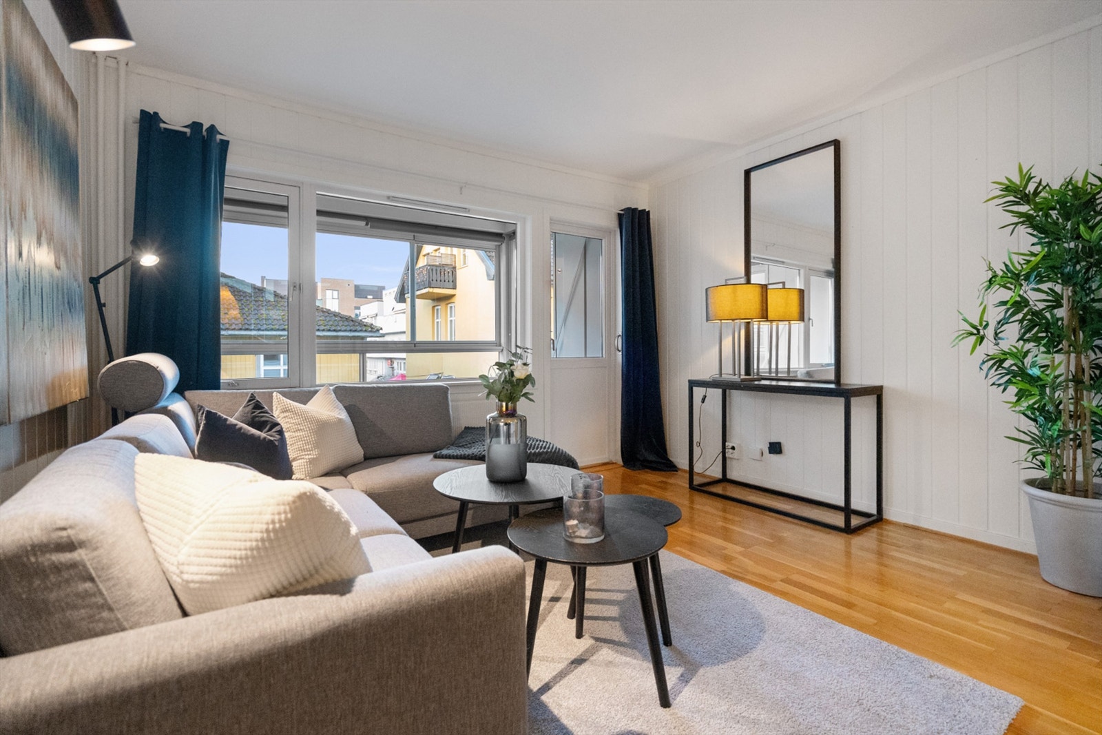 Fra stuen er det utgang til innglasset balkong. Galleribilde