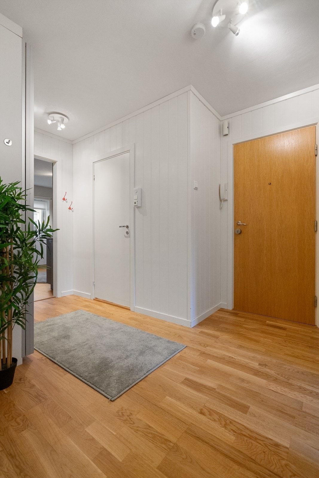 Velkommen inn! Romslig gang med garderobeløsning for klær og sko. Galleribilde