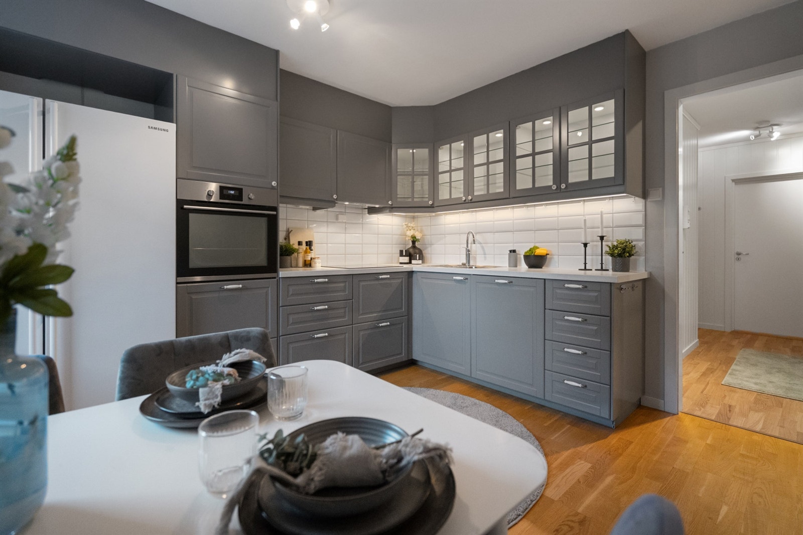 Kjøkkenet fra 2016 har en funksjonell innredning fra Ikea med enkelte integrerte hvitevarer. Galleribilde