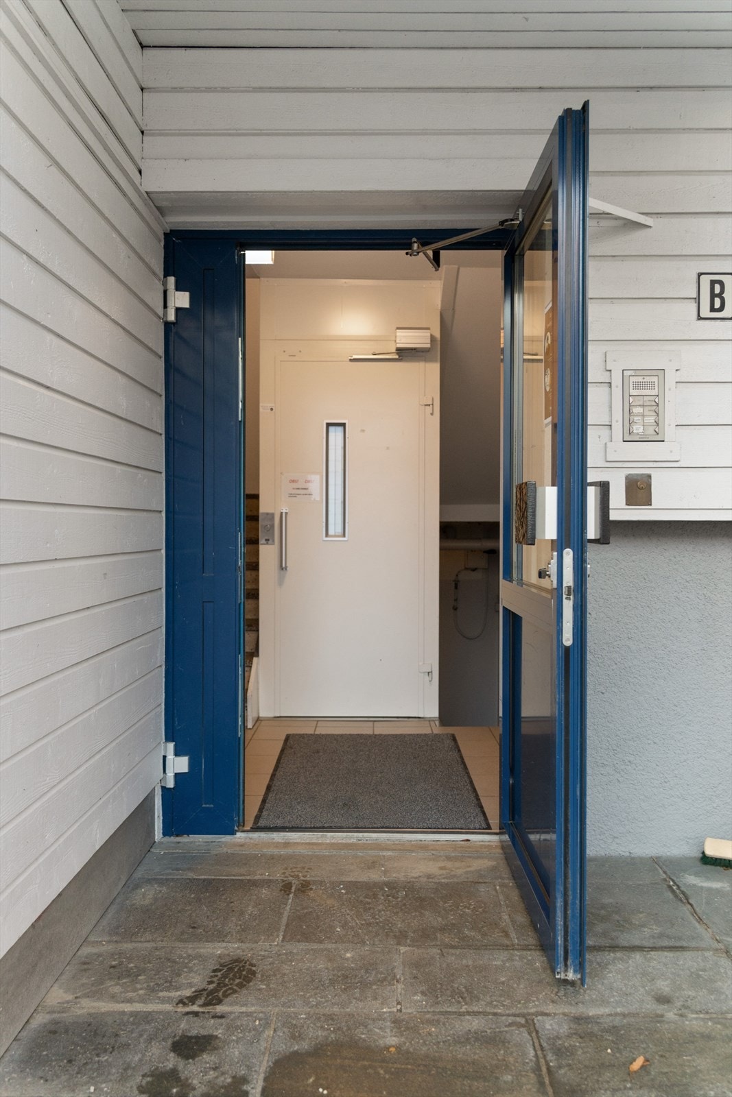 Bygget har porttelefon for enkel og trygg adkomst. Det er installert heis. Galleribilde