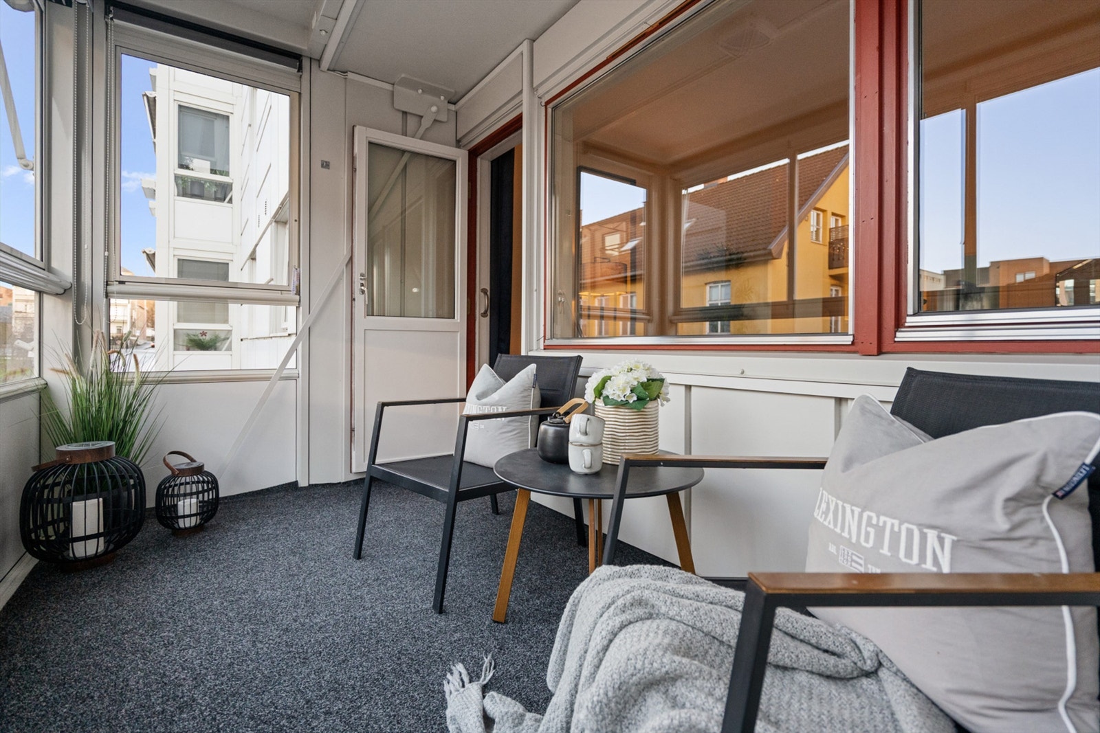 Den innglassede balkongen på 7 m²fungerer som en forlengelse av stuen store deler av året, og her kan du nyte ettermiddagssolen. Galleribilde