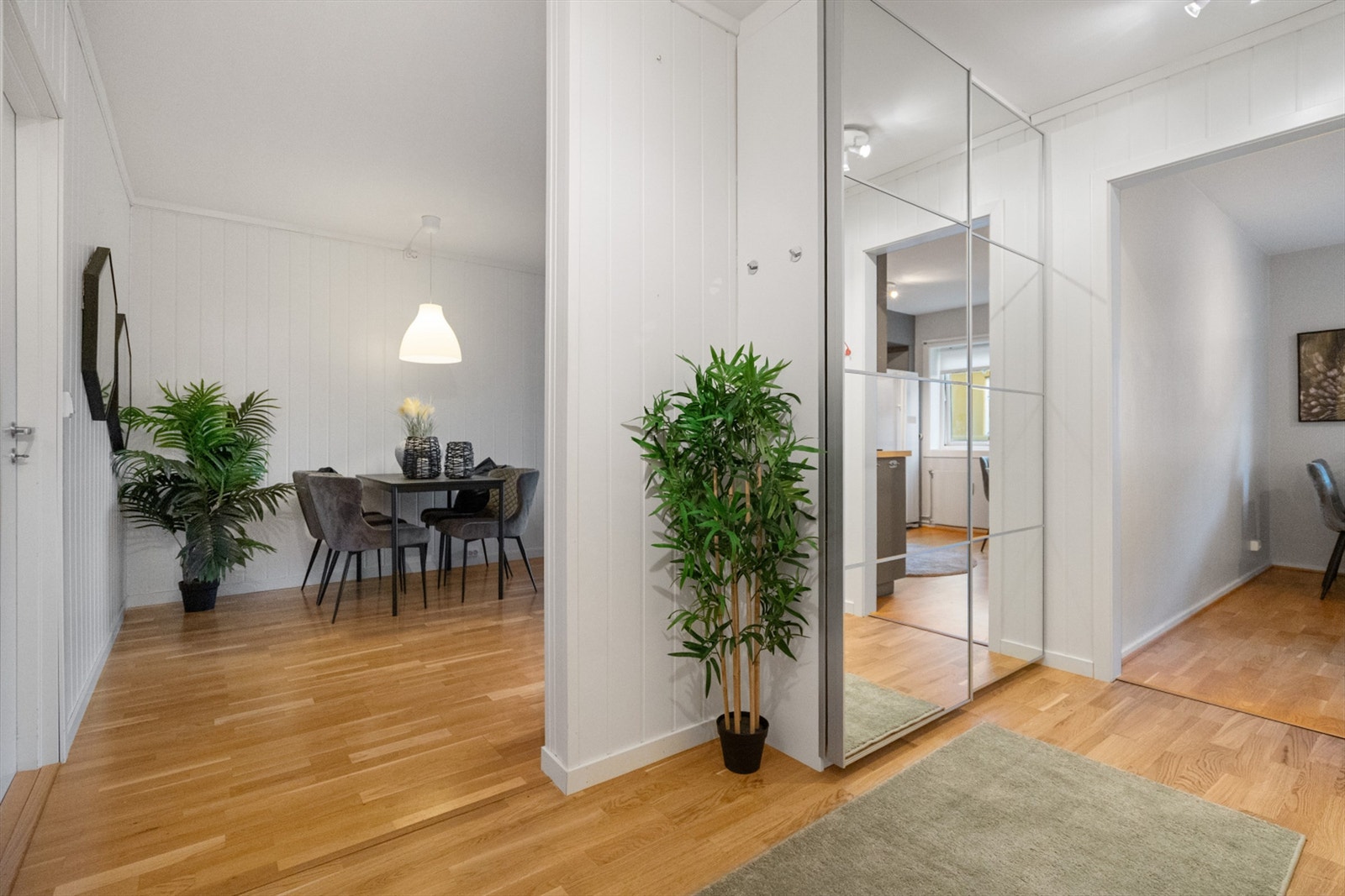 Lyse delikate overflater og gjennomgående parkettgulv gir et helhetlig inntrykk. Galleribilde