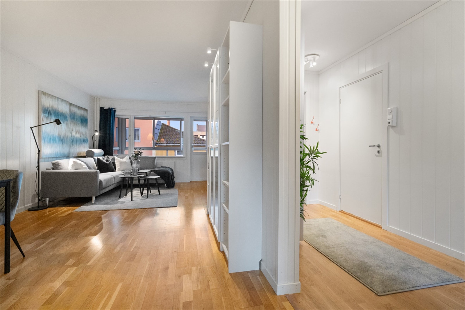 Lys og romslig stue med god plass til både salong og spisebord. Galleribilde