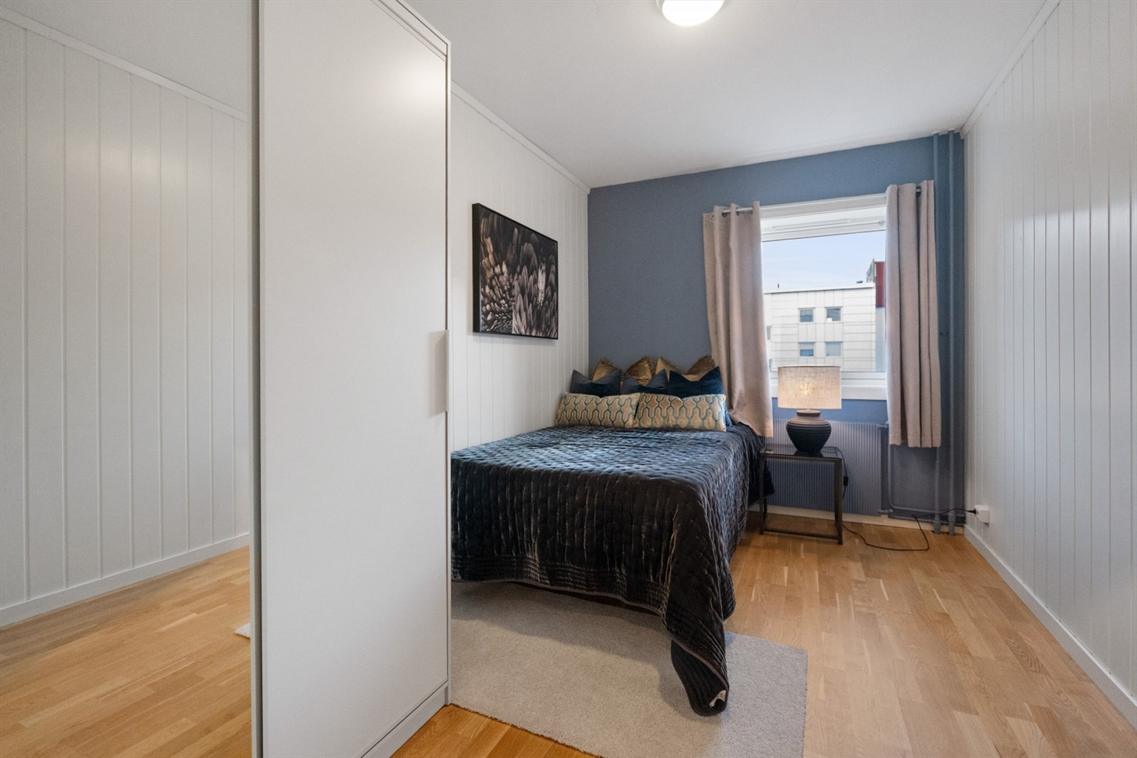 Også det andre soverommet har garderobeskap. Galleribilde