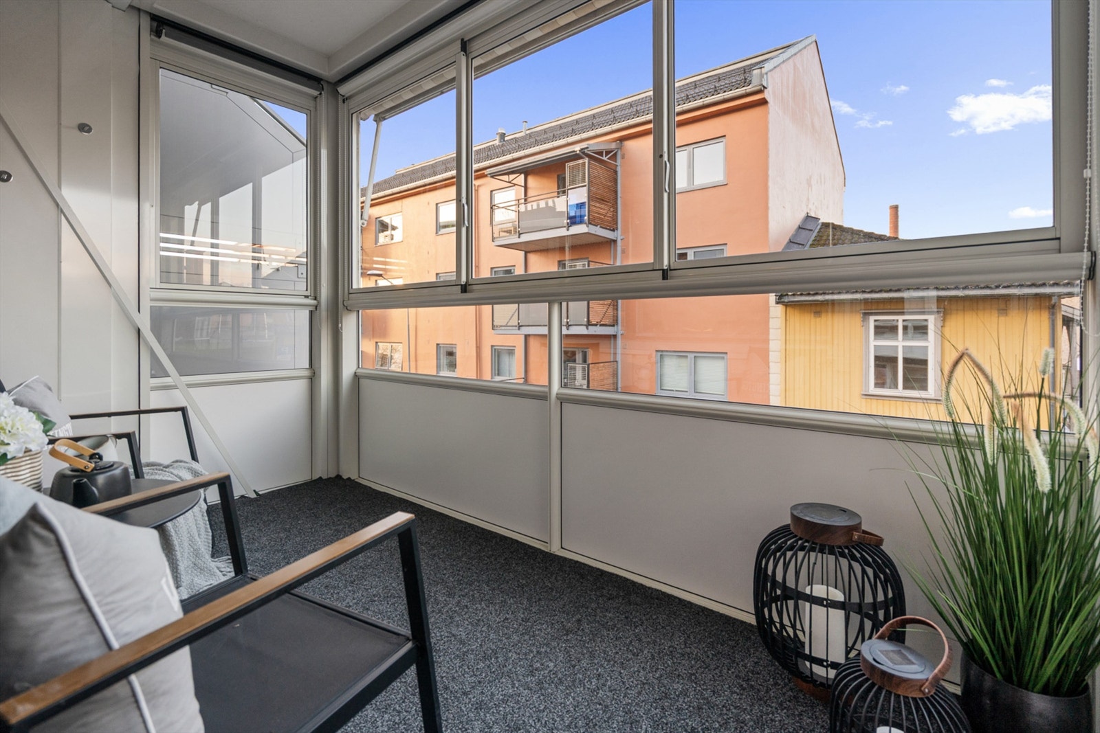 Glasspanelene kan enkelt skyves til side for å åpne opp på varme dager. Galleribilde