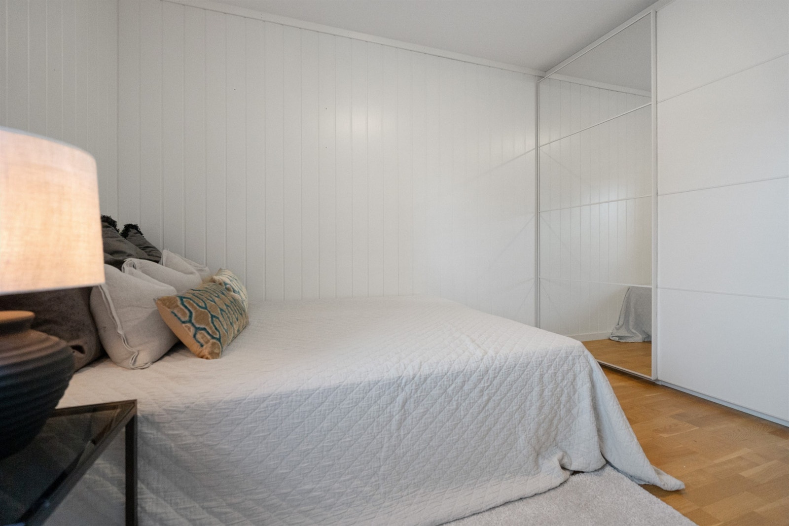 Hovedsoverommet er innredet med en romslig skyvedørsgarderobe med speilfronter. Galleribilde