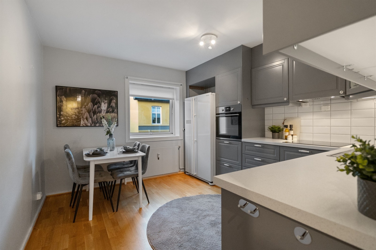 Kjøkkenet har profilerte, grå fronter, laminatbenkeplate og god plass til en koselig spiseplass. Galleribilde