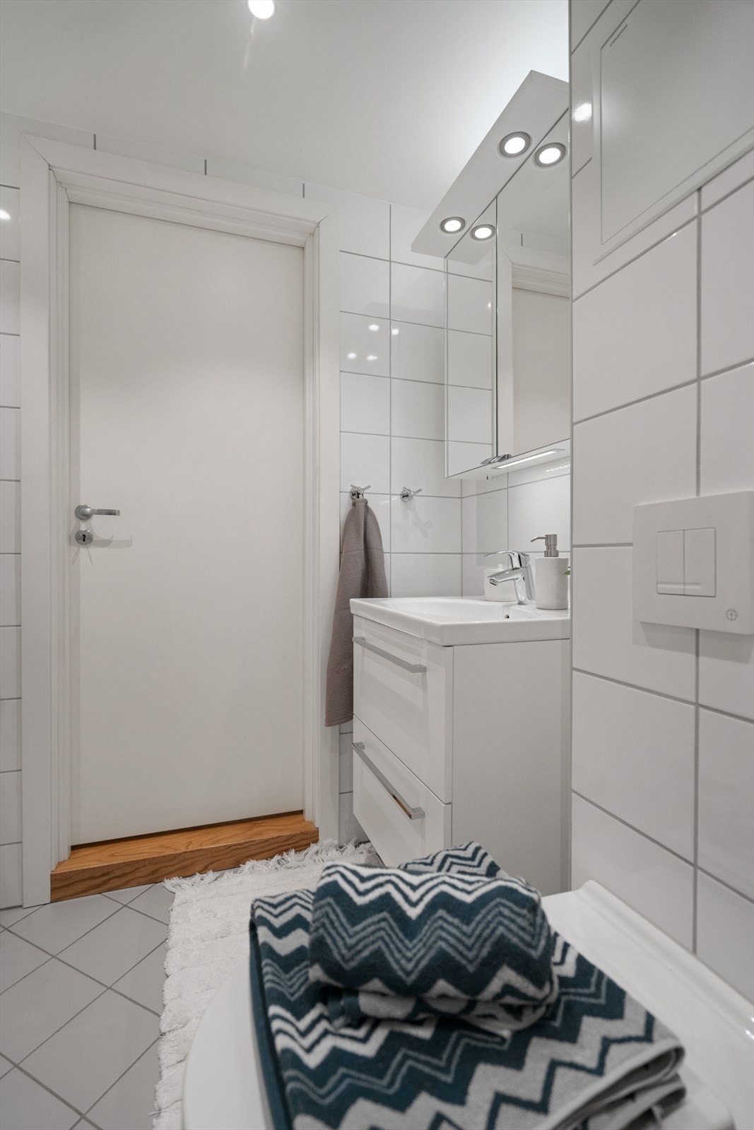 Her er det helflisede overflater, vegghengt toalett og elektriske varmekabler i gulvet. Galleribilde