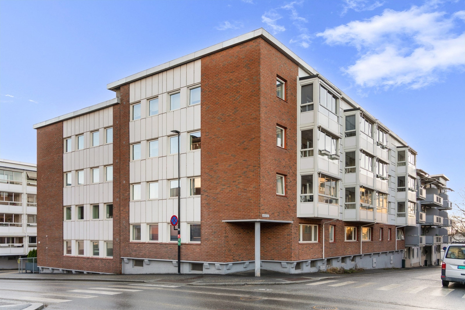 Eiendommen ligger sentralt i Hamar sentrum, med en urban og praktisk livsstil rett utenfor døren. Galleribilde