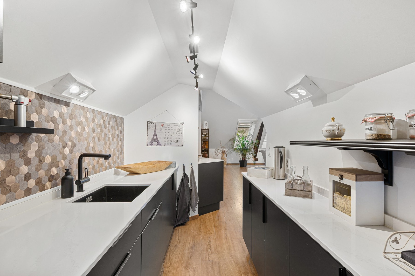 Naturlig skille mellom kjøkken og stue, noe som gir flere sosiale soner i leiligheten. Galleribilde