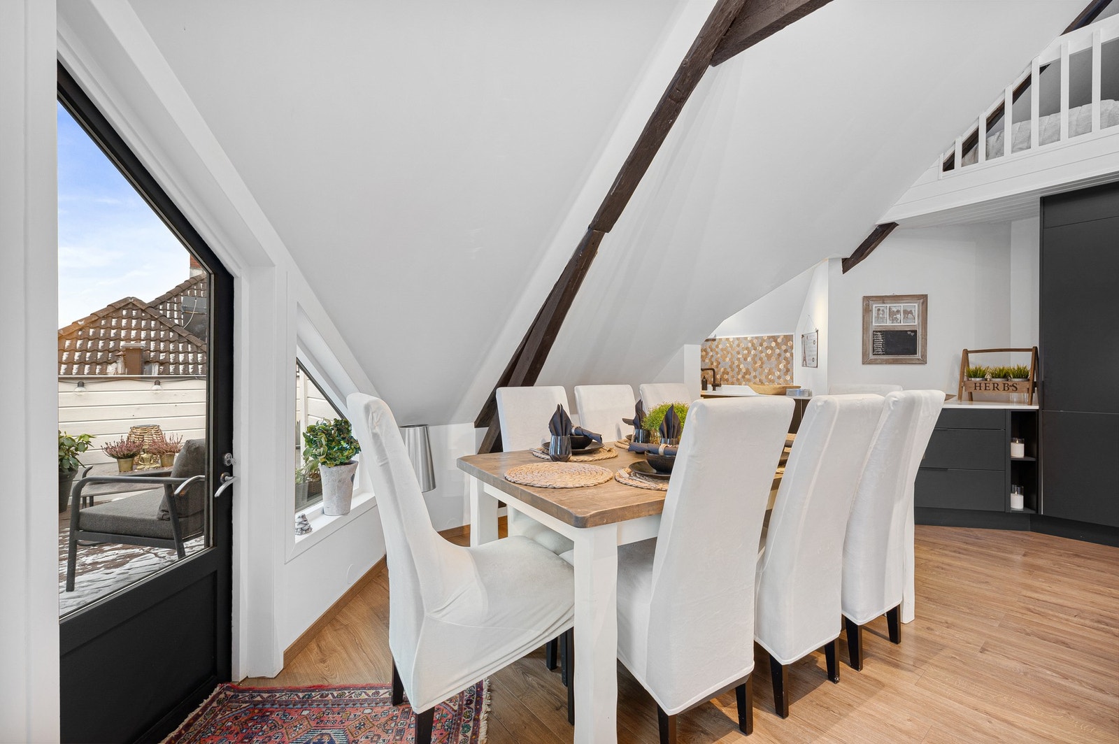 God plass til stor spisegruppe ved kjøkkensone. Galleribilde