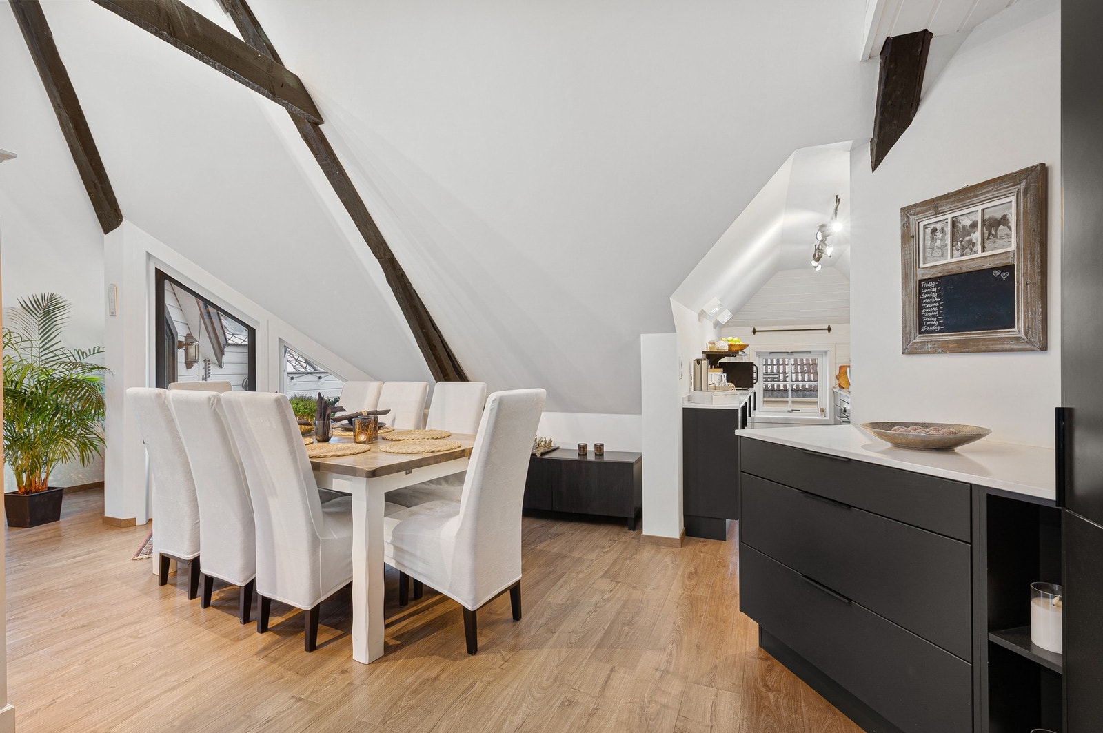 God plass til en hyggelig spiseplass i nærheten av kjøkkenet. Galleribilde