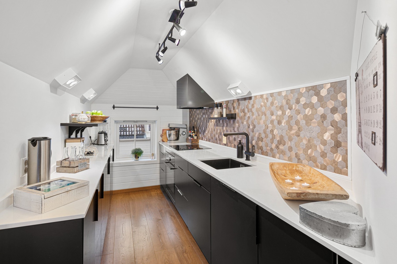 Kjøkkeninnredning med blant annet integrert platetopp, stekeovn, oppvaskmaskin og kjøl/fryseskap. Galleribilde