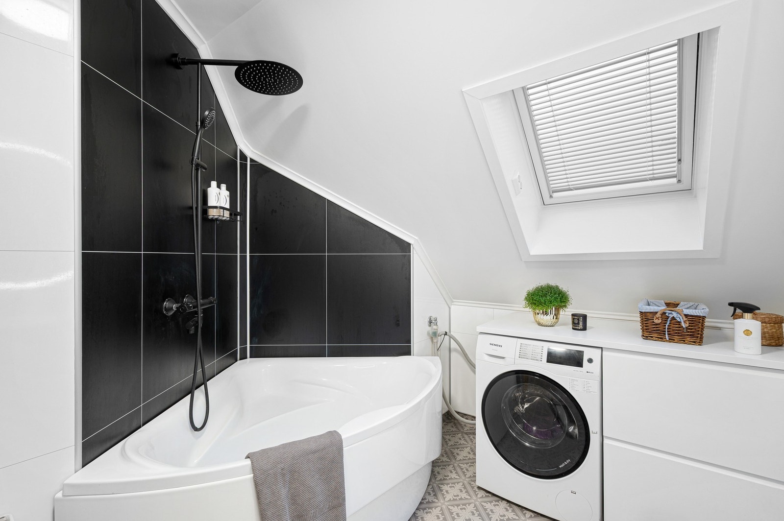 Stilrent baderom som ble oppgradert i 2024, og har elektrisk varmekabler i gulv. Galleribilde