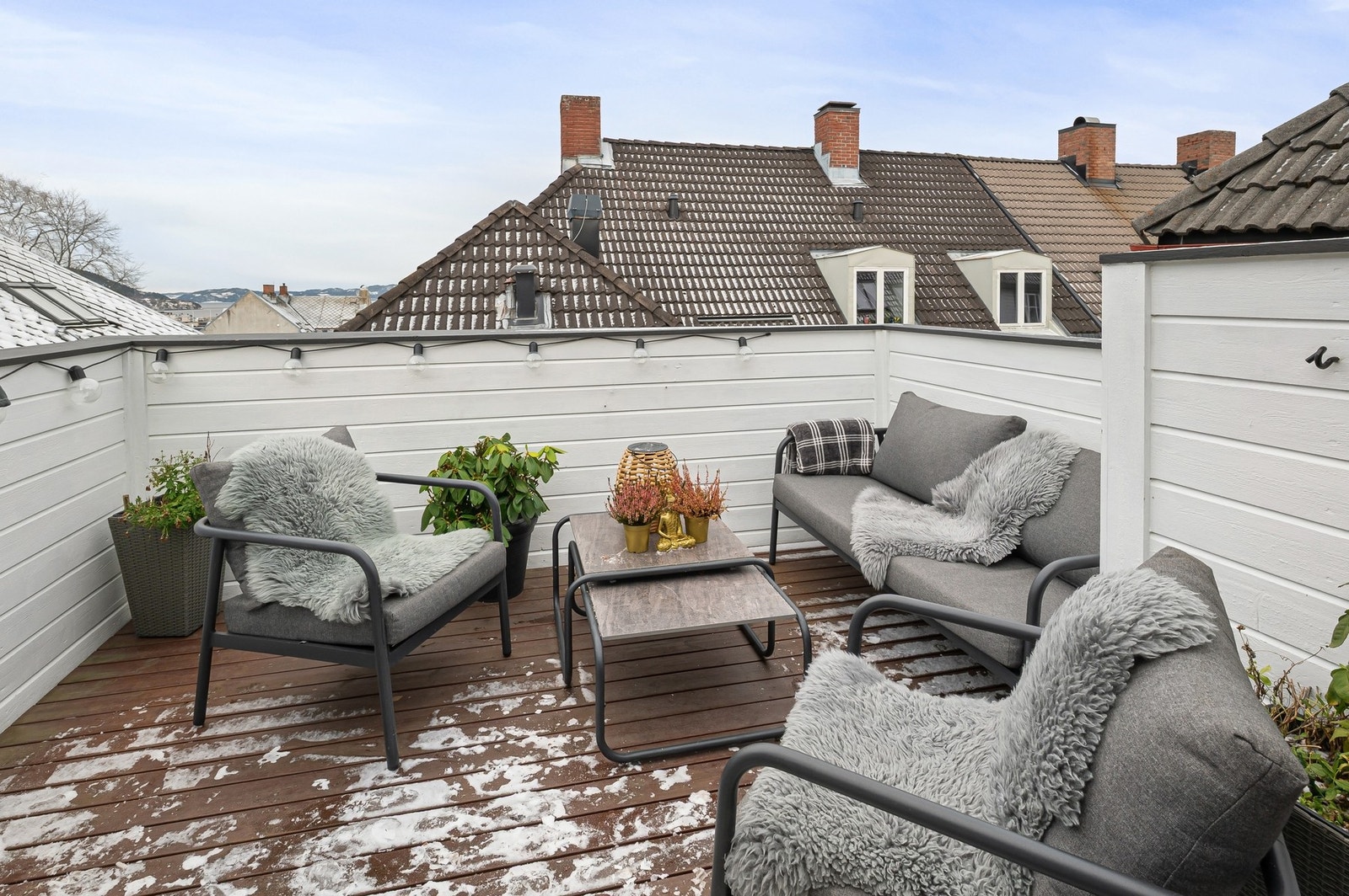 Balkongen er ypperlig å benytte på varme dager i sommerhalvåret. Galleribilde